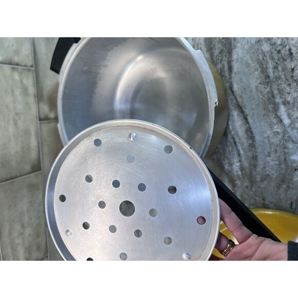 Presto Vtg 4 Quart Pressure Cooker Aluminum Harvest Yellow Model 02 PCA4H 4175 - Picture 9 of 11